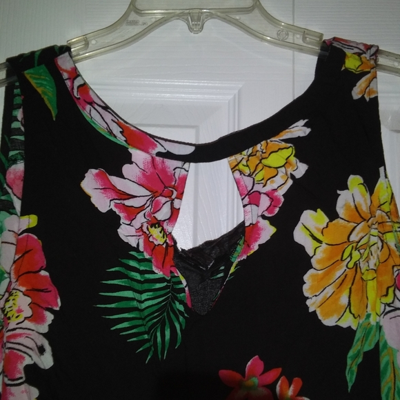 Old Navy Sleeveless tropical high low top - Picture 3 of 3